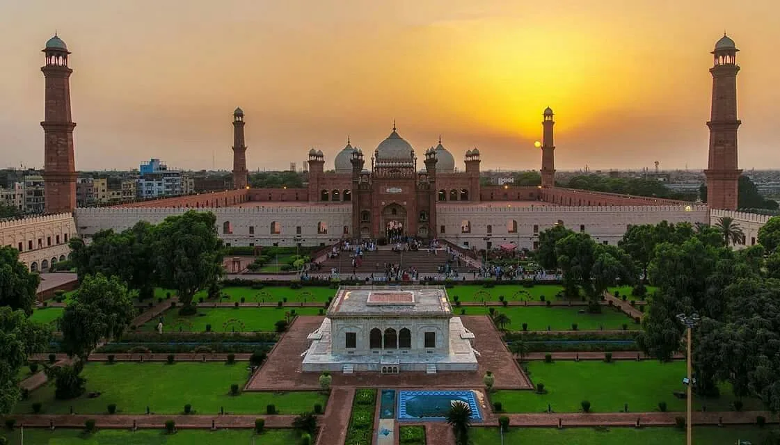 Badshahi Mosque — photo 2